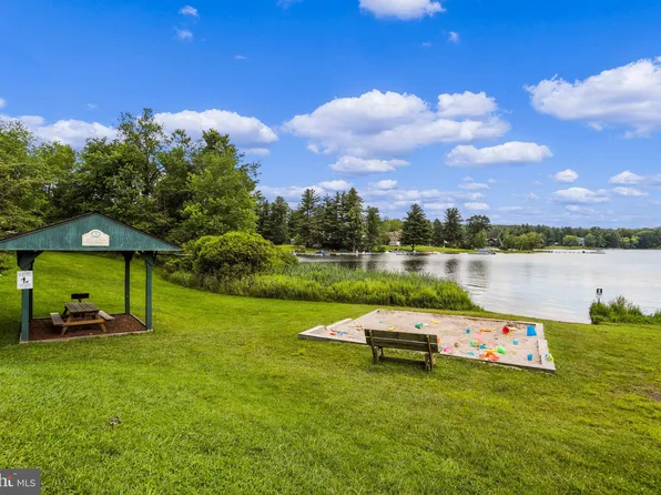 6 Meadow Ct, Oakland, MD 21550