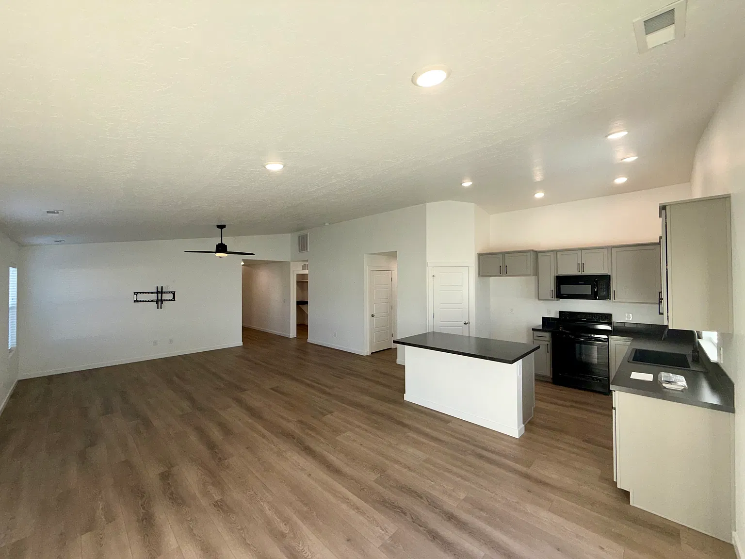 4 bed, 1855 sqft, $2,500 — Photo 3