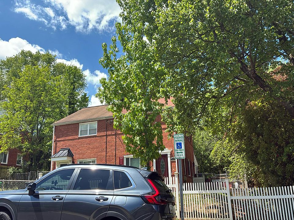 2nd image of 2221 Houston St