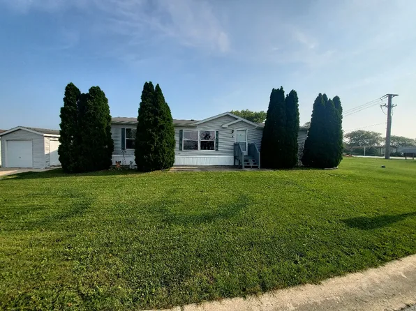 4 Swan Ln, Beecher, IL 60401