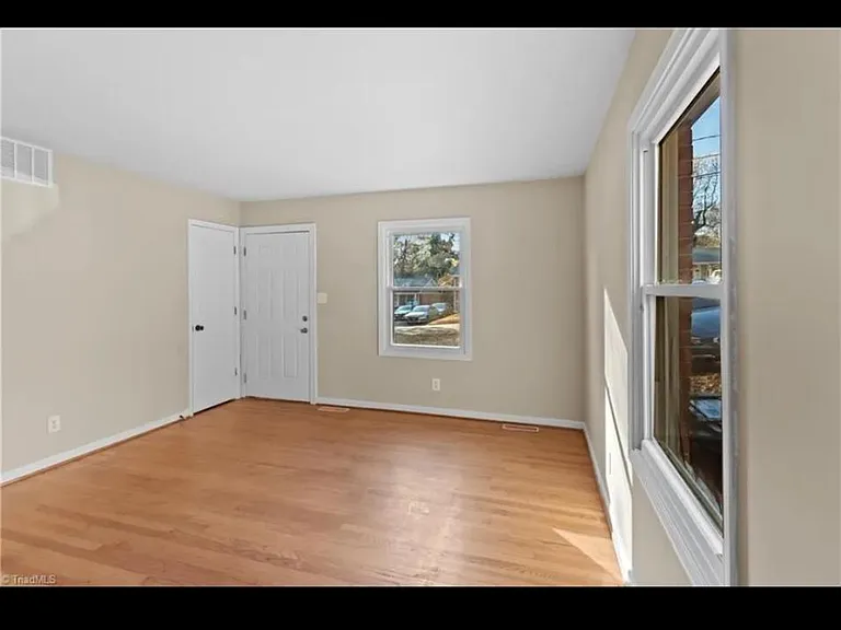 1271 Tredwell Dr — Photo 2