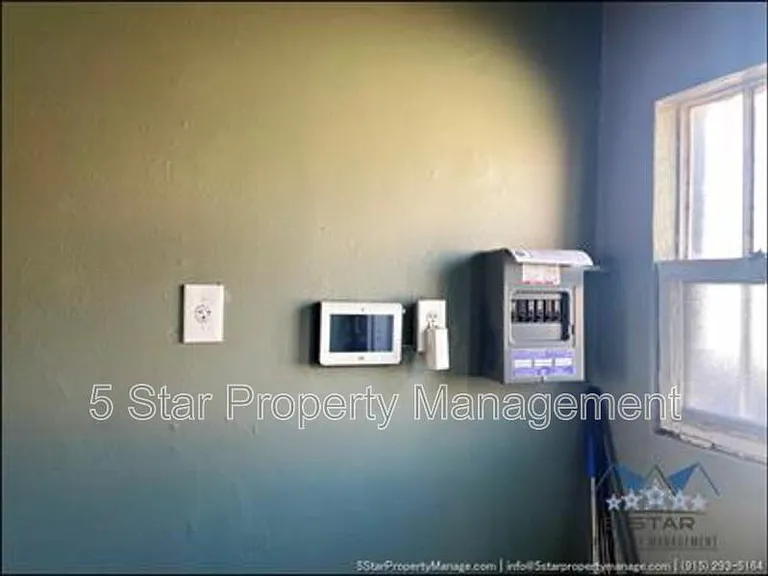 1909 E Yandell Dr #1913 — Photo 4