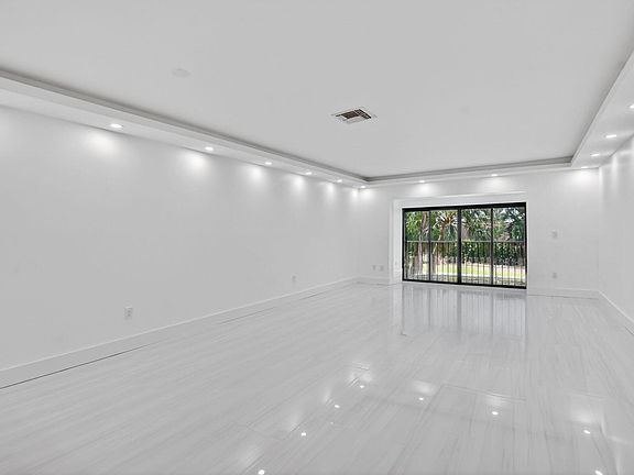 3rd image of 9272 Vista Del Lago #28F