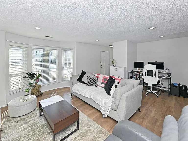 250 Larch Ln #250 — Photo 4