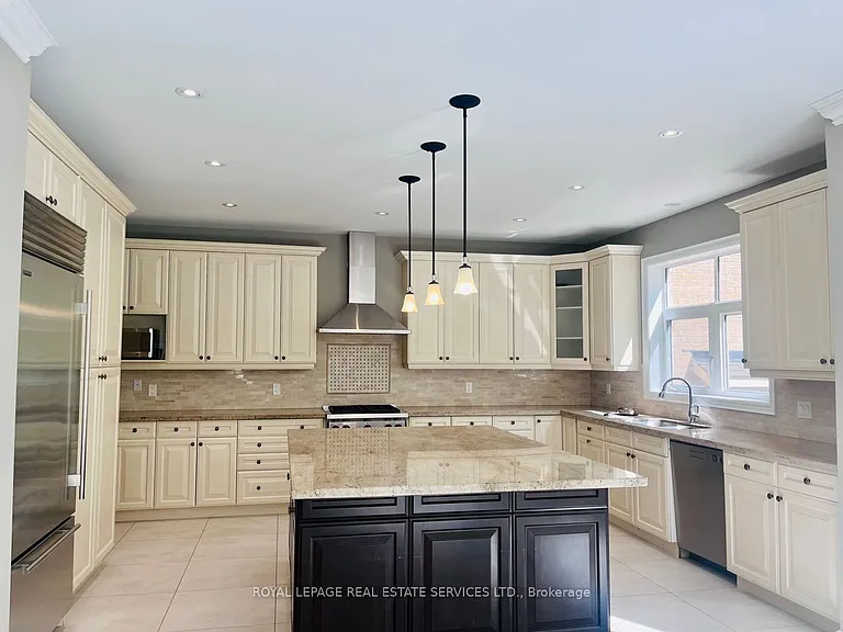 2366 Chateau Cmn — Photo 8