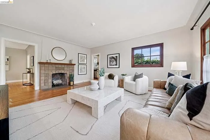 741 Grosvenor Pl — Photo 8