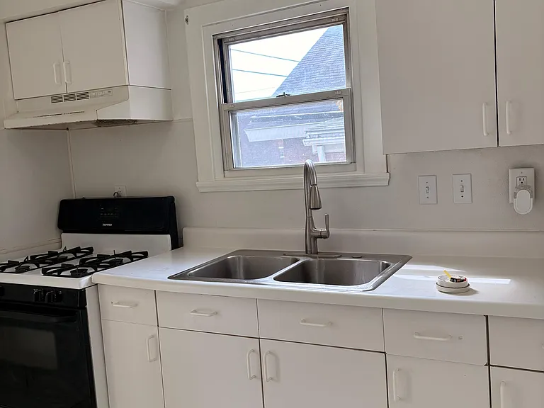 300 Sherman Ave — Photo 4