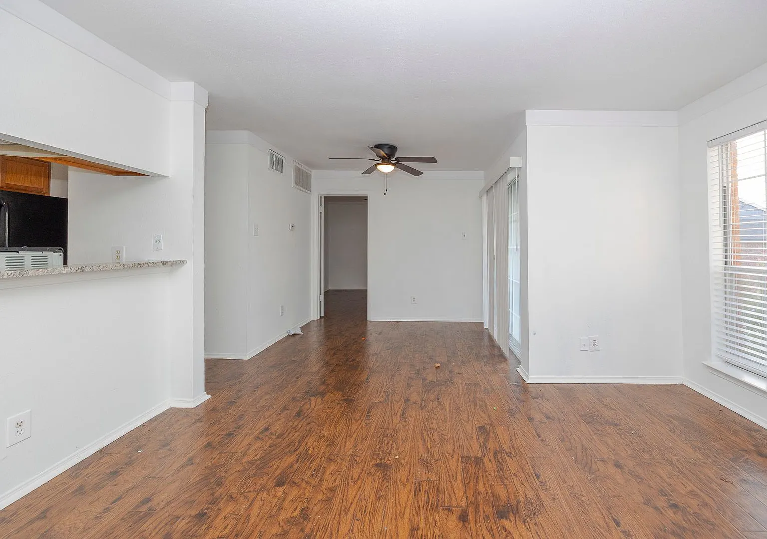Welcome to this comfortable and stylish 3-bedroom, 2-bathroom condo in the heart of North Dallas. — Photo 4