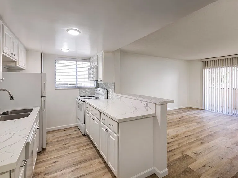 Apartments in West Los Angeles, CA Del Rio Open floor plan view