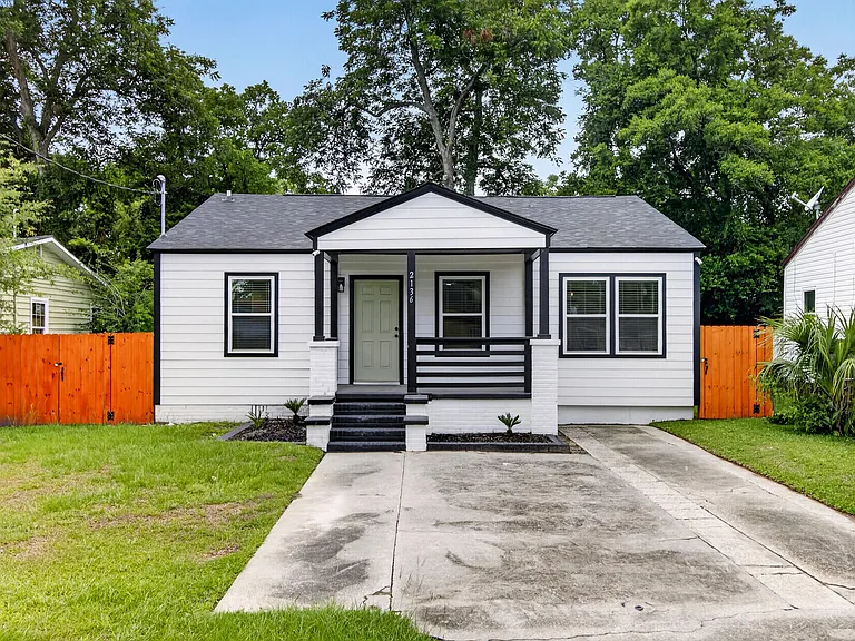 2136 Commander Rd — Photo 1