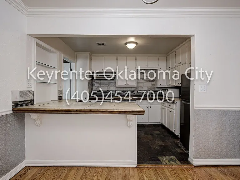 1622 W Britton Rd — Photo 12