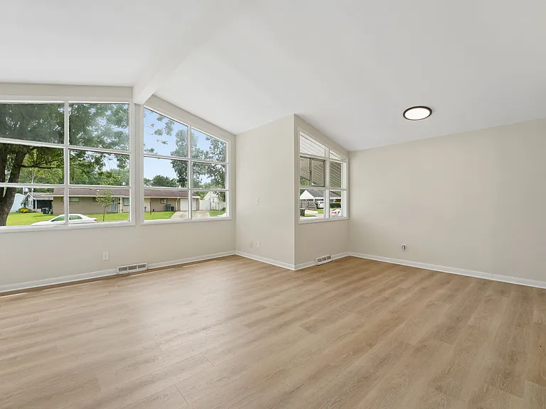 5038 Betsy Dr — Photo 14