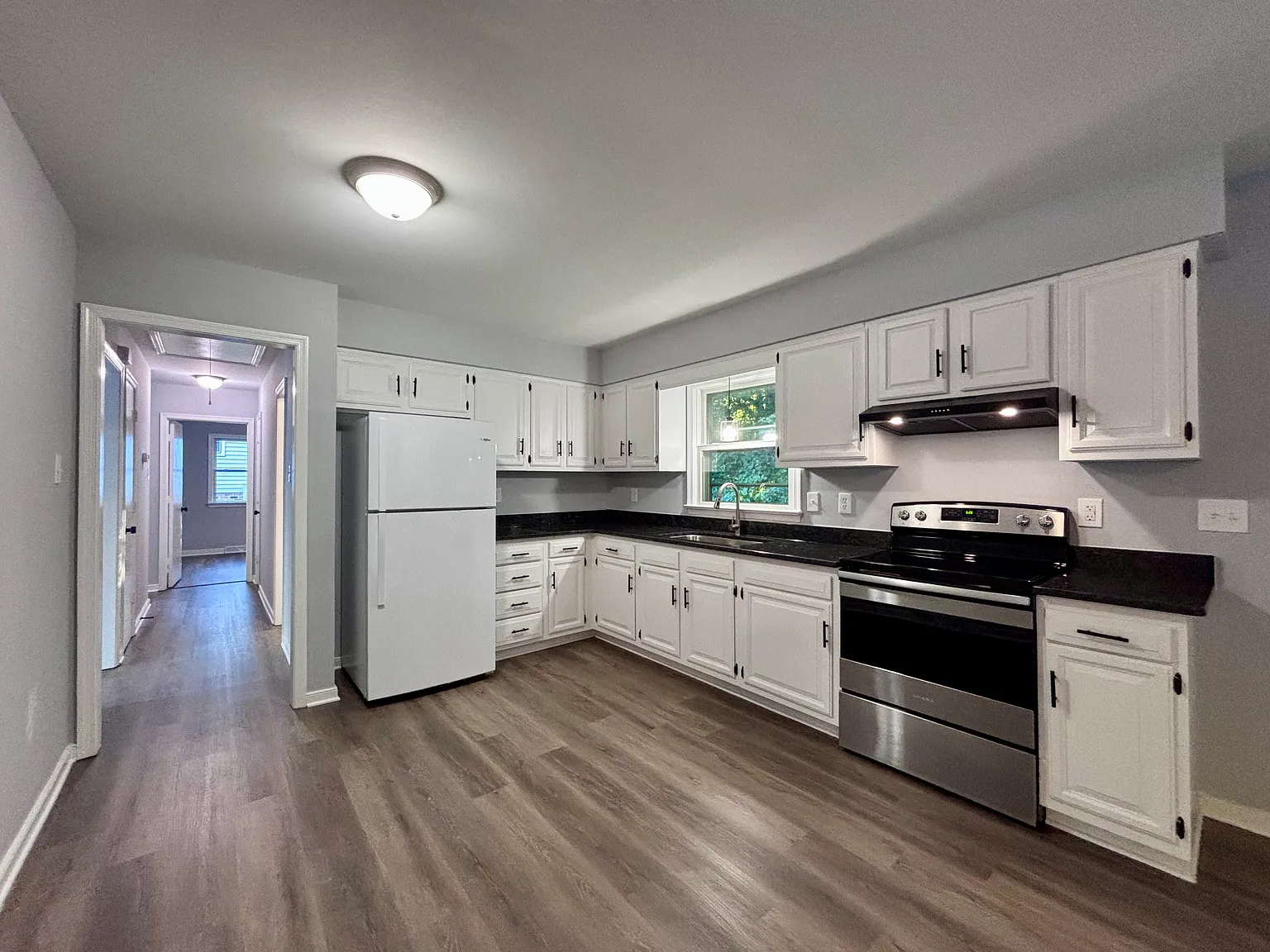 3 bed, 1300 sqft, $2,300 — Photo 4
