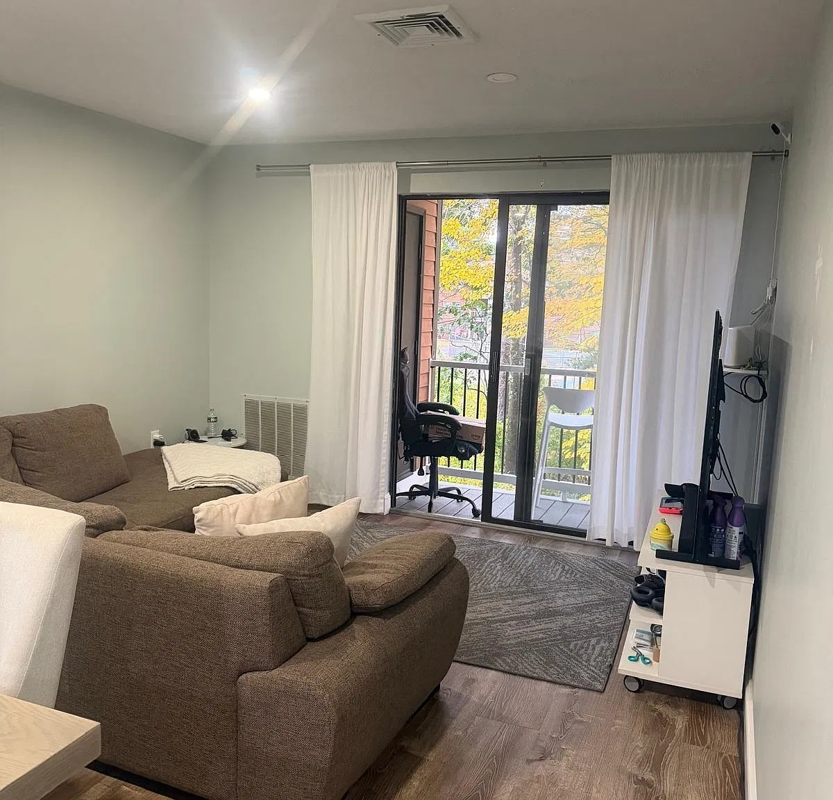 2 bed, 1.0 bath, 936 sqft, $2,200 — Photo 2
