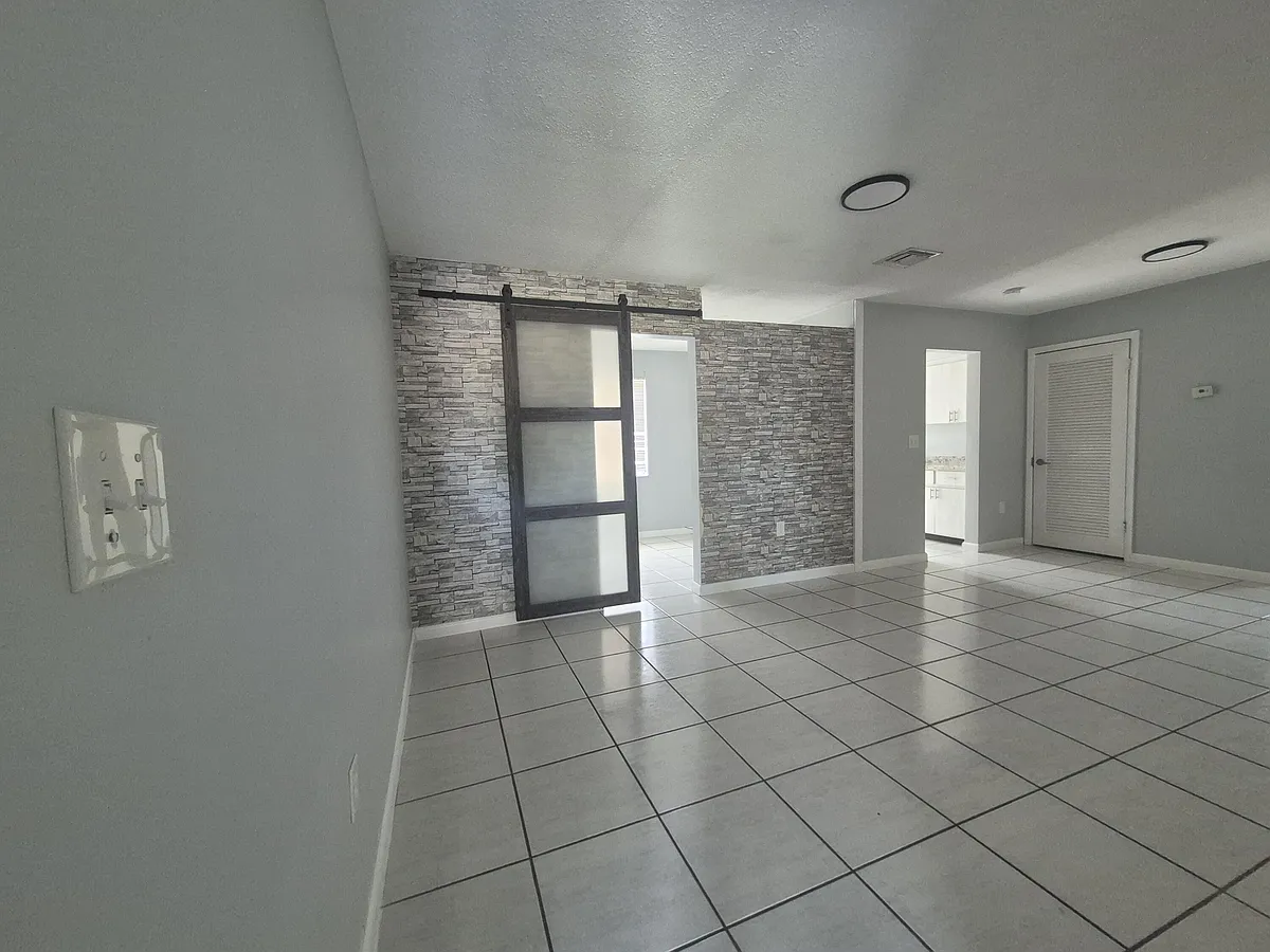 Building Photo - 7221 Venetian St #9