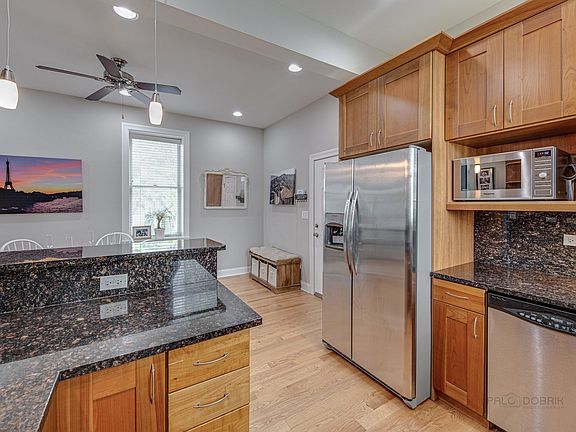 4th image of 942 N Fairfield Ave #1