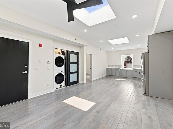 4th image of 260 S 18th St #3