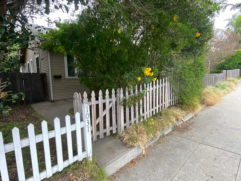 1031 E Main St