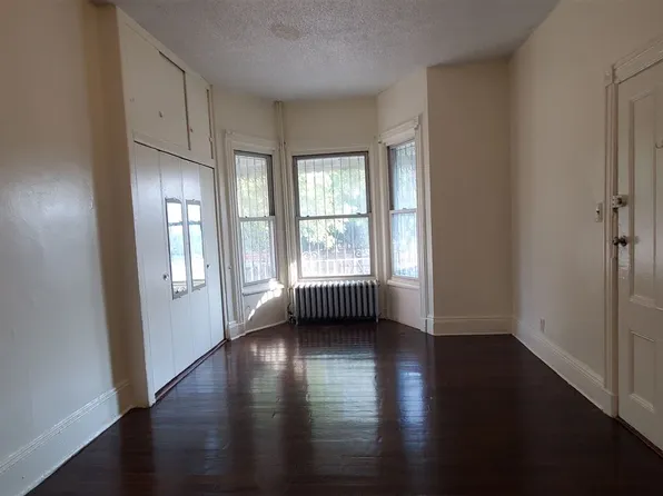 525 E 187th St, Bronx, NY 10458