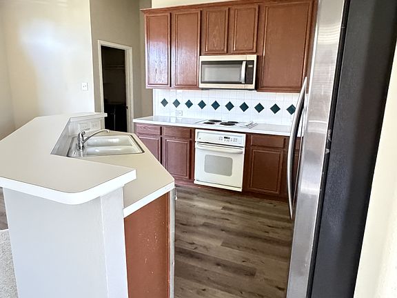 4th image of 2040 Camelot Dr
