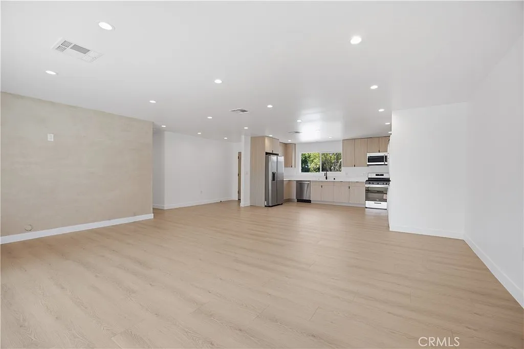4 bed, 1581 sqft, $4,250 — Photo 2