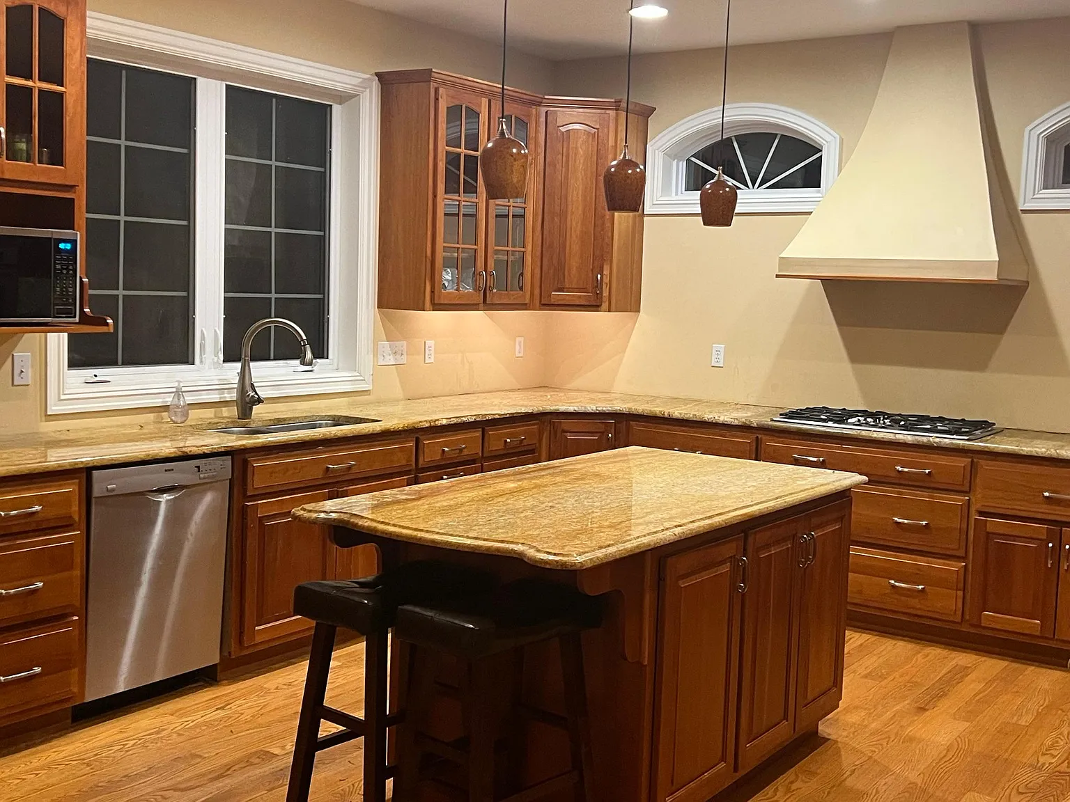 5 bed, 3600 sqft, $4,950 — Photo 2