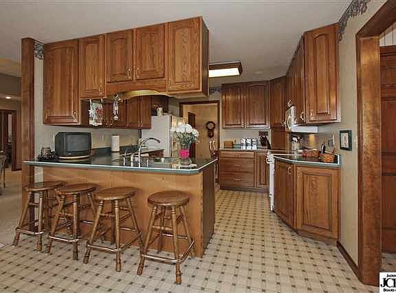 3rd image of 24 Carolyn Dr