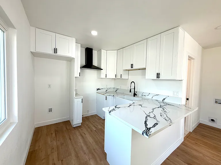 1356 W Trenton St #C — Photo 3