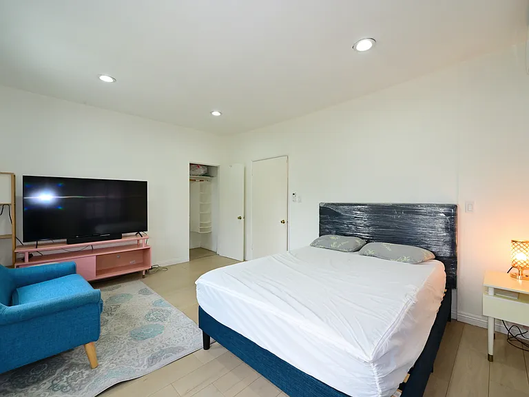 Fully upgraded and fully furnished spacious and bright apartment across from PCC. perfect for caltech and pcc students (we accept co-signer).