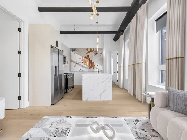 77 W Chestnut St, Chicago, IL