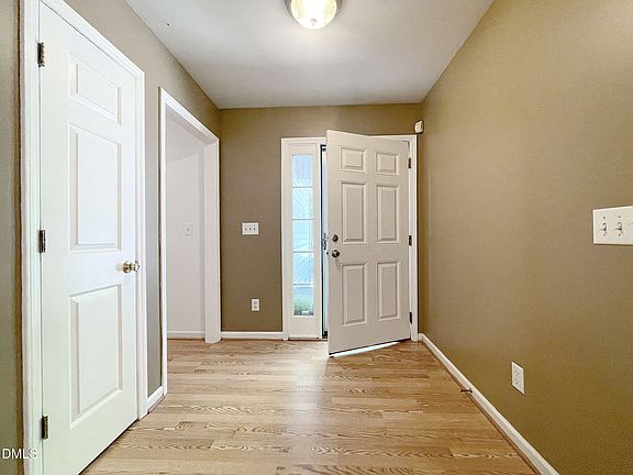 3rd image of 10 Beechnut Ct
