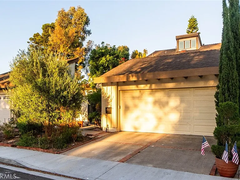 10 Oak Tree Ln — Photo 1