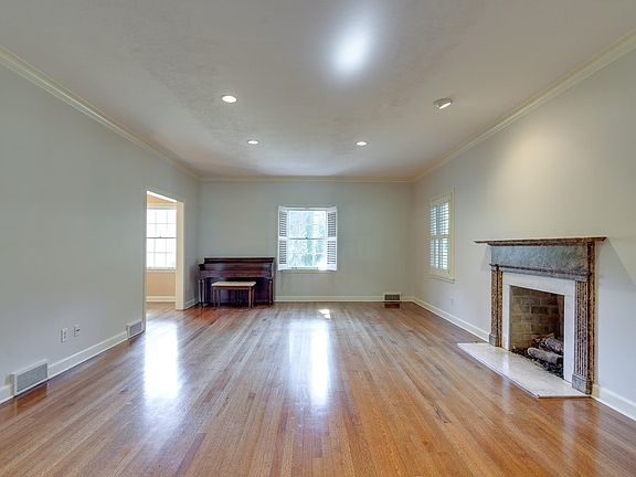 4th image of 4915 Lake Dr
