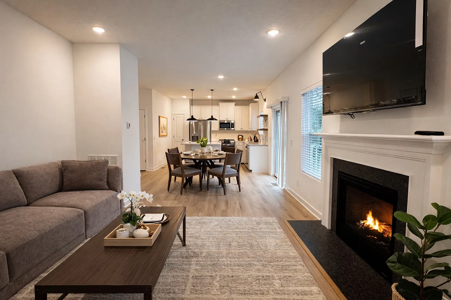 4 bed, 2612 sqft, $5,499 — Photo 2