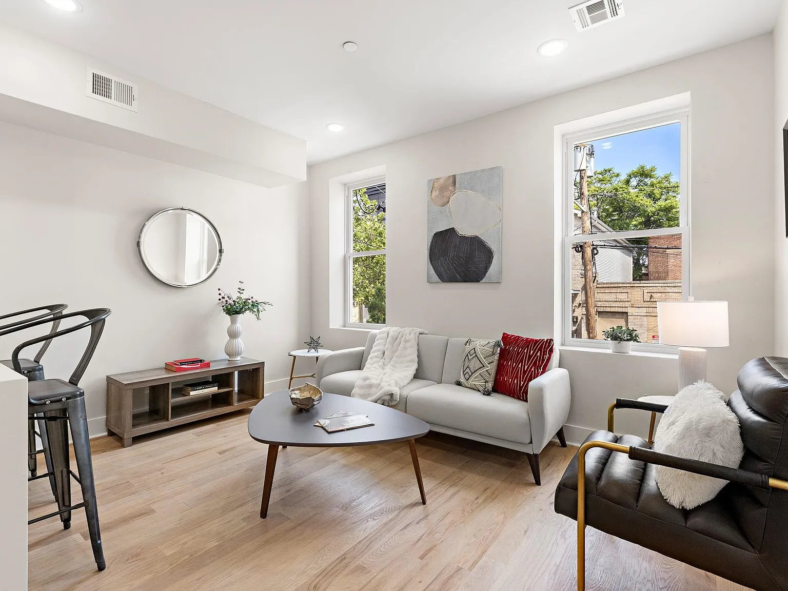 3 bed, 2.0 bath, 900 sqft, $4,000 — Photo 4