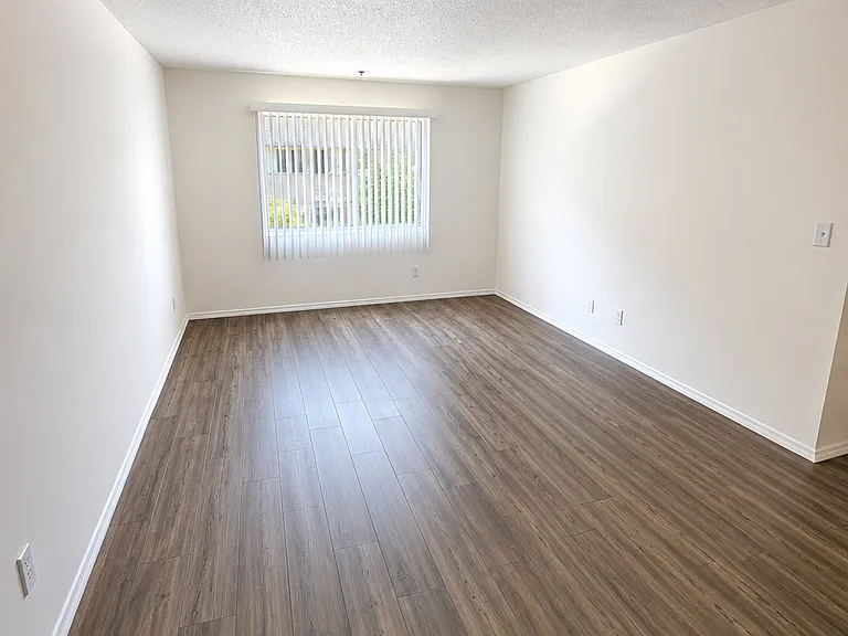 5531 Corteen Pl — Photo 2