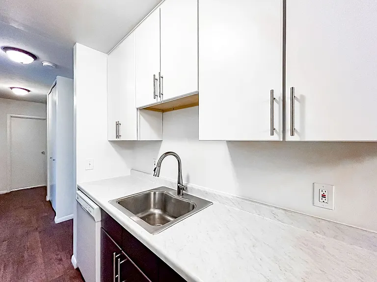 242 West Franklin Ave — Photo 54