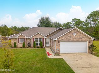 8726 Boxwood Ln, Gautier, MS 39553