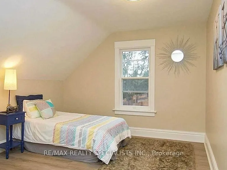 1395 Lorne Park Rd — Photo 5