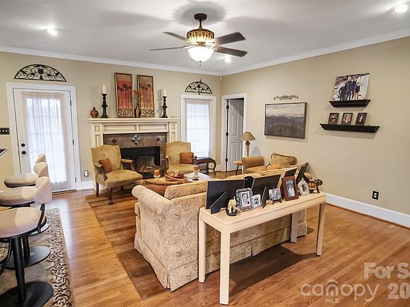 4th image of 1808 Country Garden Dr