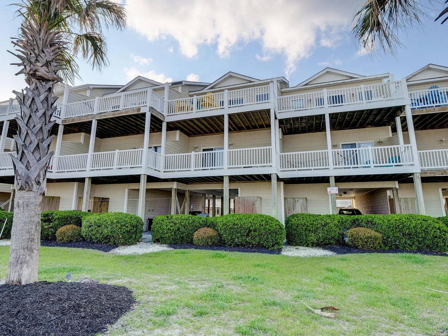 4 bed, 3.5 bath, 1961 sqft, $3,000 — Photo 1