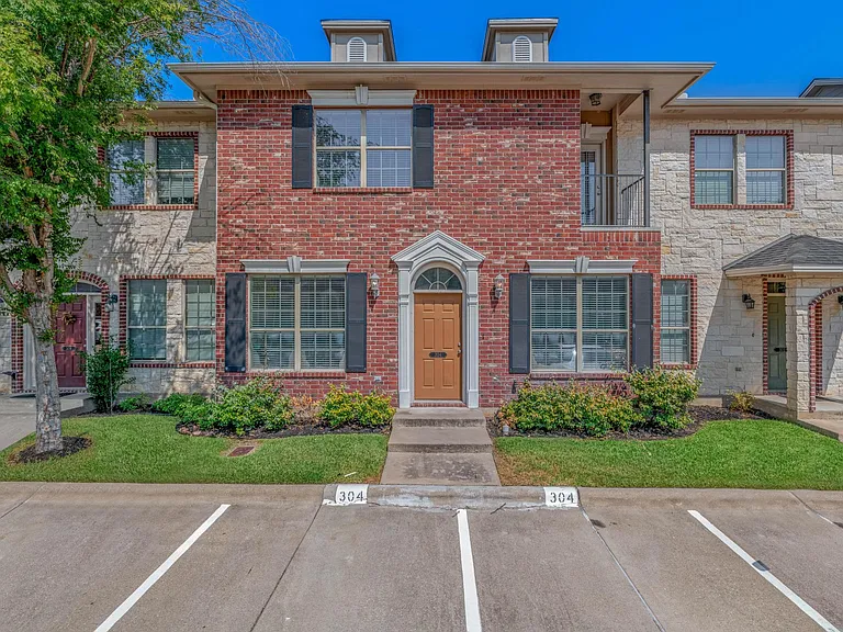 304 Forest Dr — Photo 1