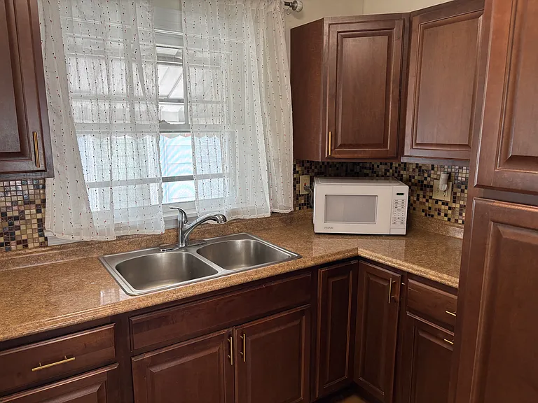 627 Linden St — Photo 4