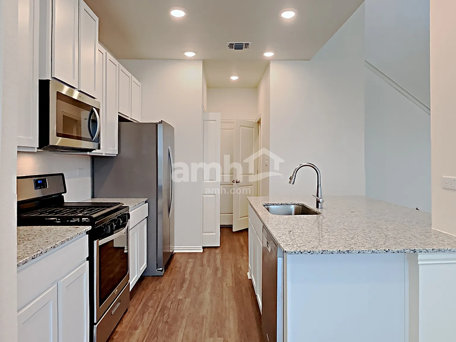 3 bed, 2.5 bath, 1529 sqft, $1,820 — Photo 2
