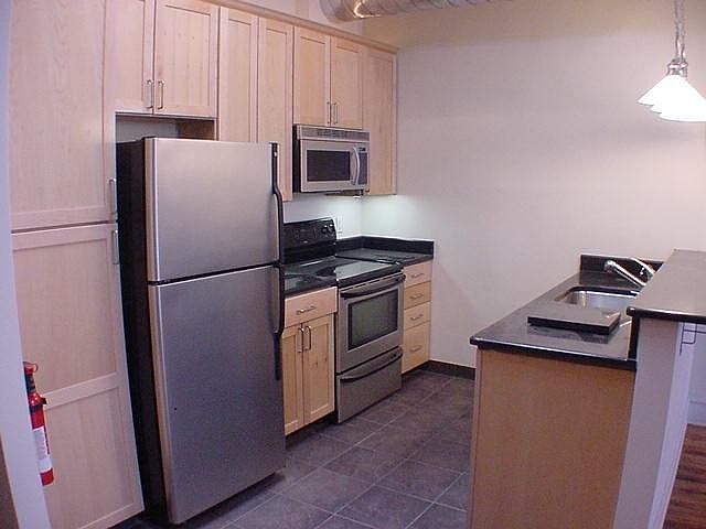 1st image of 903 Waverly St #3R