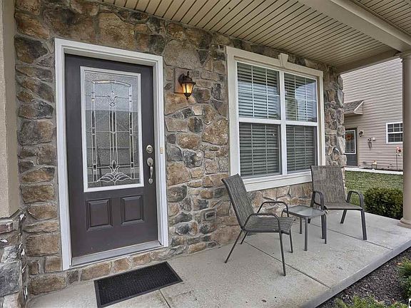 2nd image of 1271 Yarmouth Ln