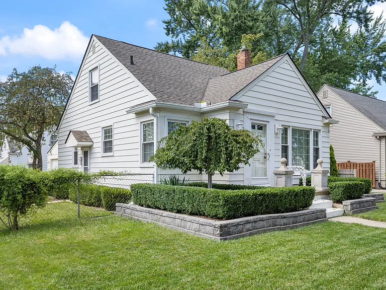 2615 Kenmore Rd — Photo 1