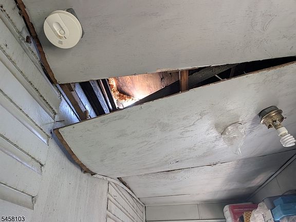 5th image of 744 Trumbull St