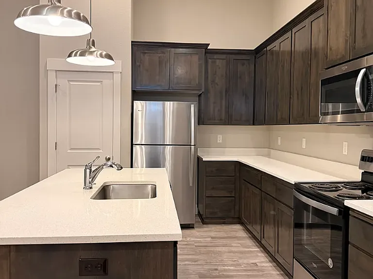 450 NE Pine St — Photo 3