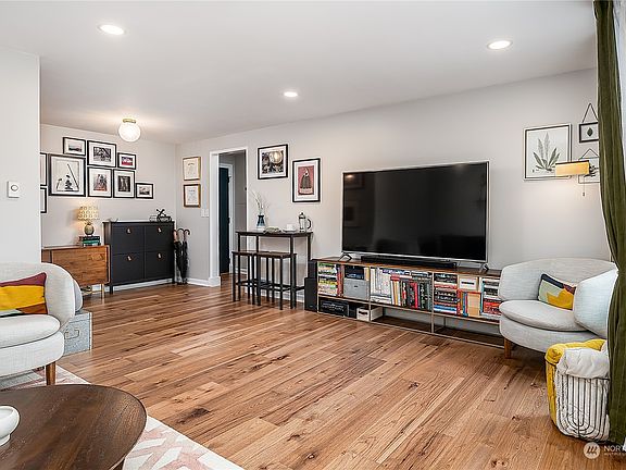 3rd image of 1324 W Emerson Street #203